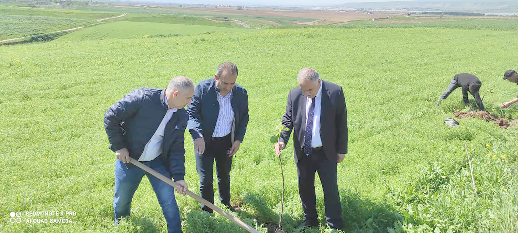 KÖY YOLLARINA FİDAN DİKİLİYOR