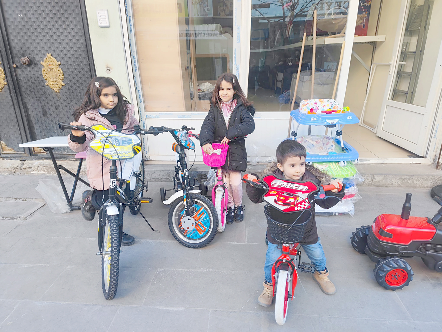 GAZZELİ ÇOCUKLARA BİSİKLET HEDİYE ETTİLER