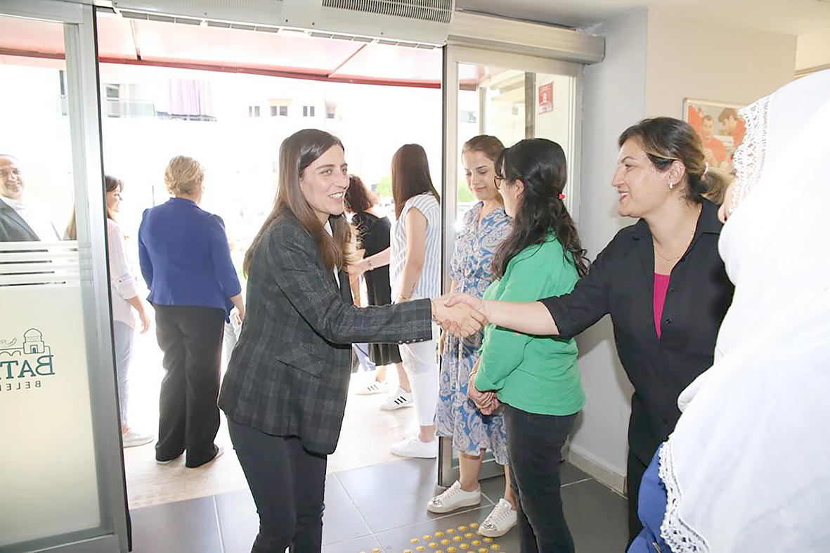 KADIN KURSİYERLERLE TANIŞTI