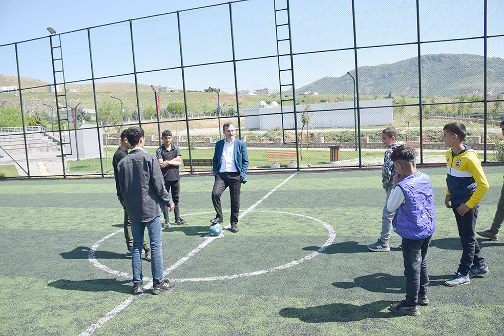 KAYMAKAM GÜNGÖR, ÖĞRENCİLERLE TOP OYNADI