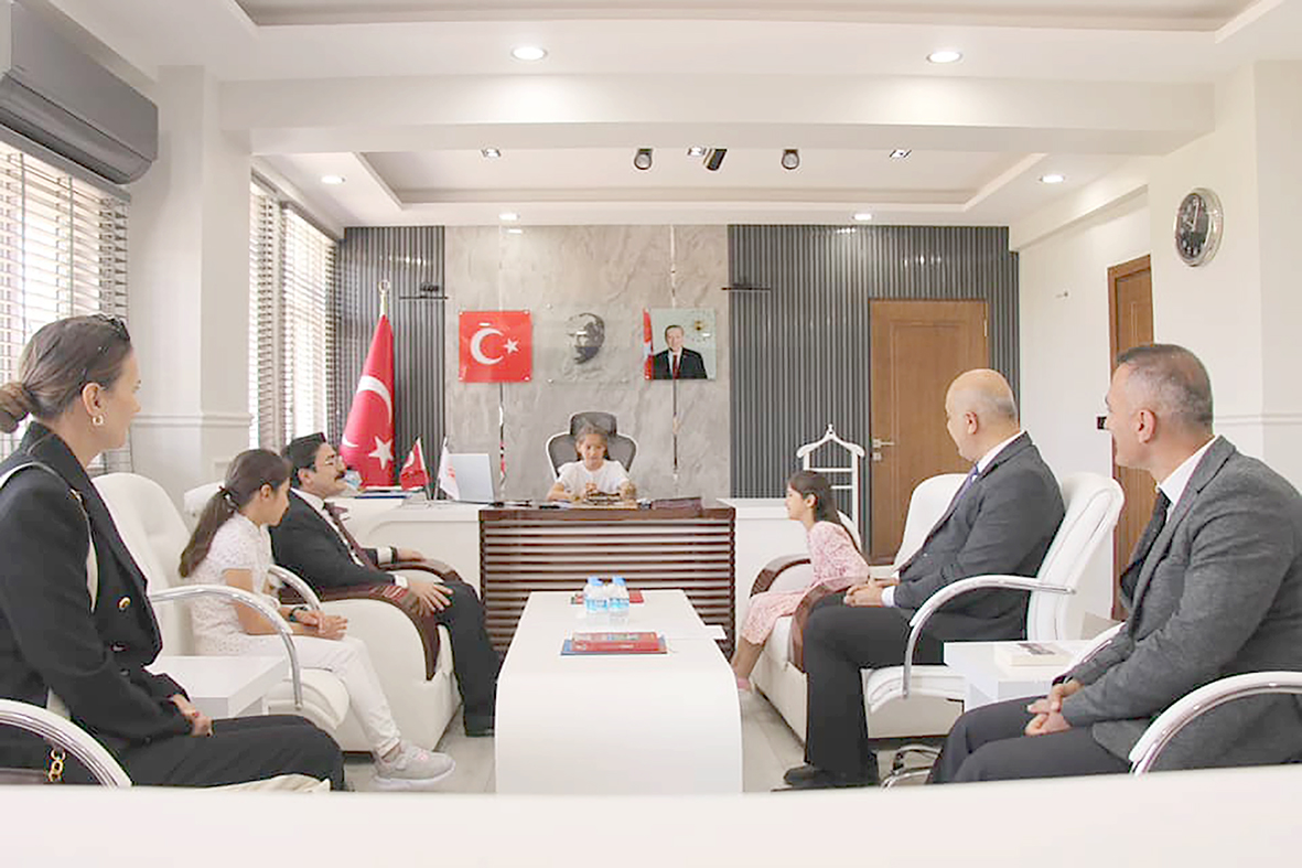 KAYMAKAM YILMAZ, KOLTUĞUNU ÇOCUKLARA DEVRETTİ