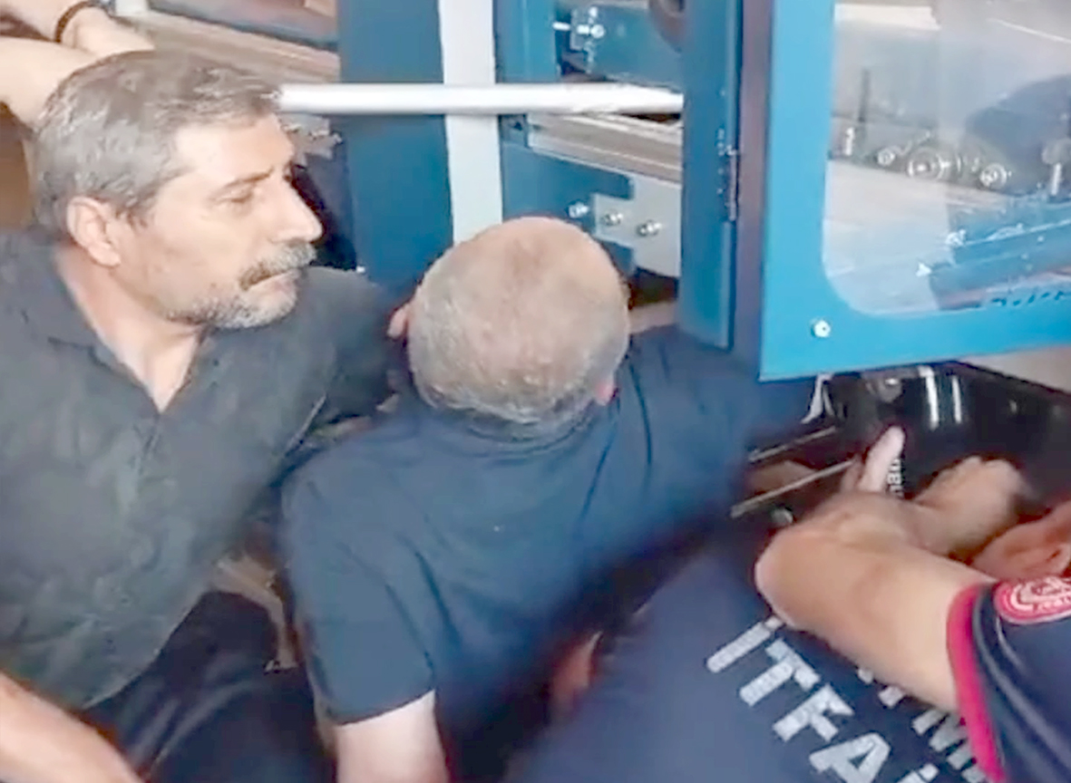 MAKİNEYE KOLU SIKIŞAN VATANDAŞ KURTARILDI