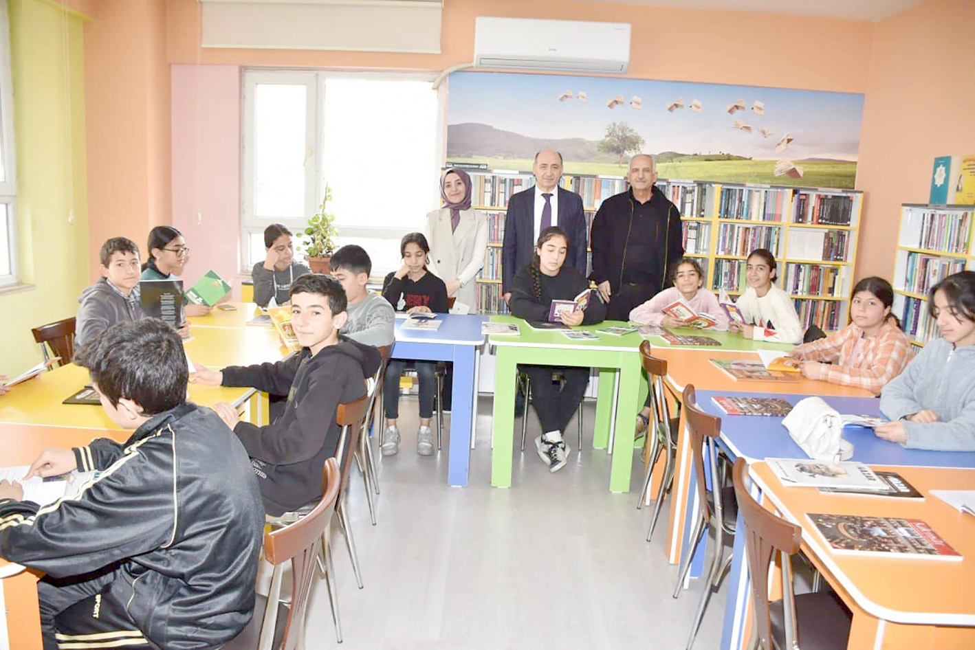 KURTARAN, KİTAP OKUMA NOKTASINDA ÖĞRENCİLERLE BULUŞTU