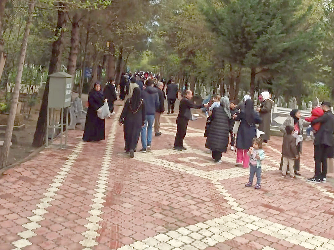 MEZARLIKLAR ZİYARETÇİLERLE DOLDU