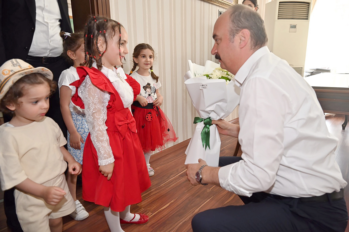 MİNİK ÖĞRENCİLERİ KABUL ETTİ