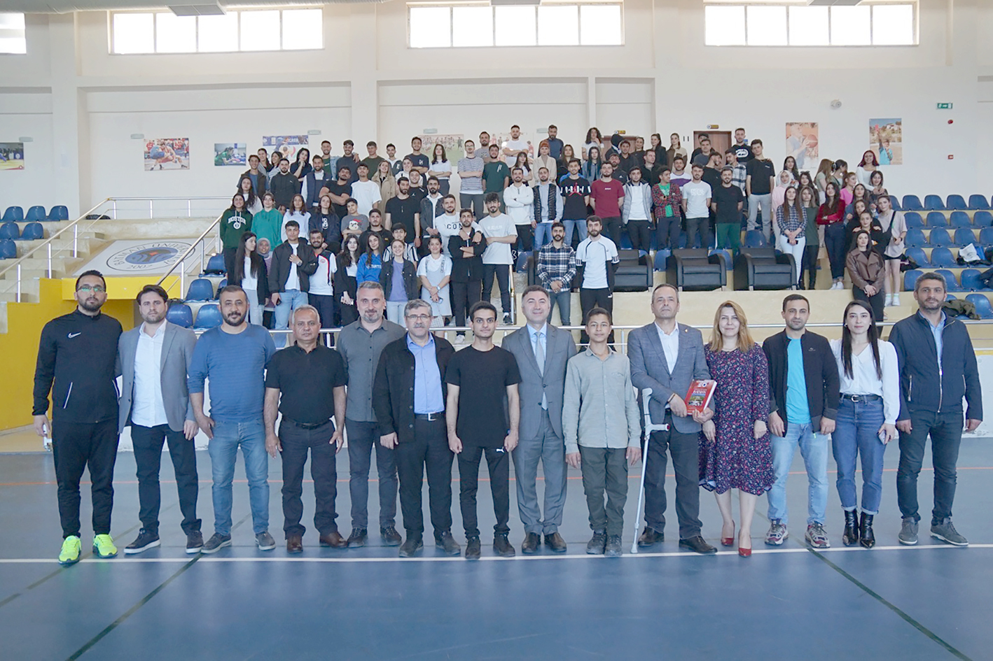 REKTÖR DEMİR, ÖĞRENCİLERİ MAÇA DAVET ETTİ