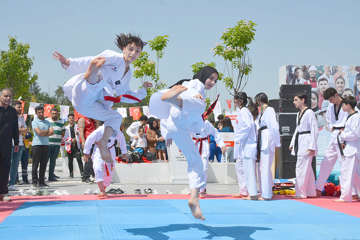 19 MAYIS COŞKUYLA KUTLANDI