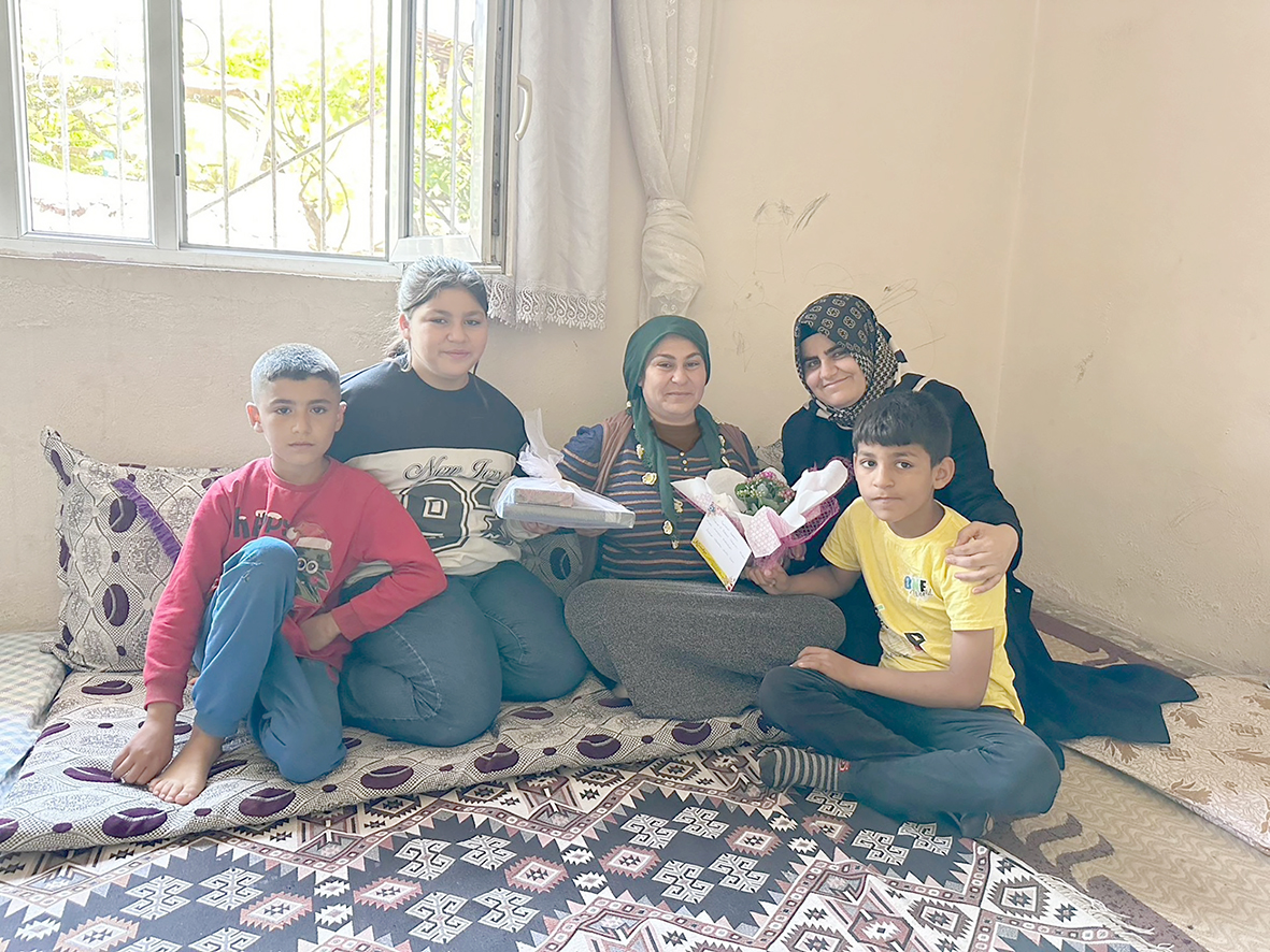 AK PARTİ’DEN ANLAMLI ANNELER GÜNÜ ZİYARETİ