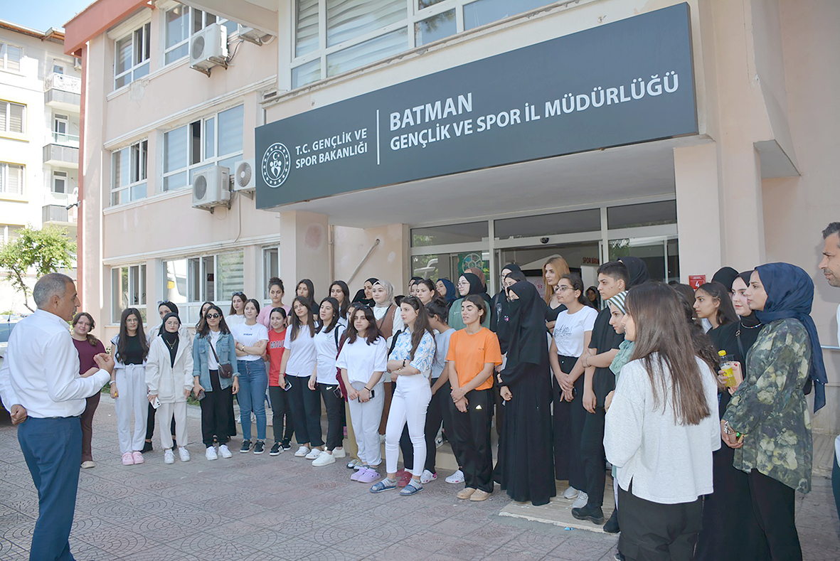 ÖZPERK “80 GENÇ KIZIMIZI ÇANAKKALE’YE UĞURLADIK”