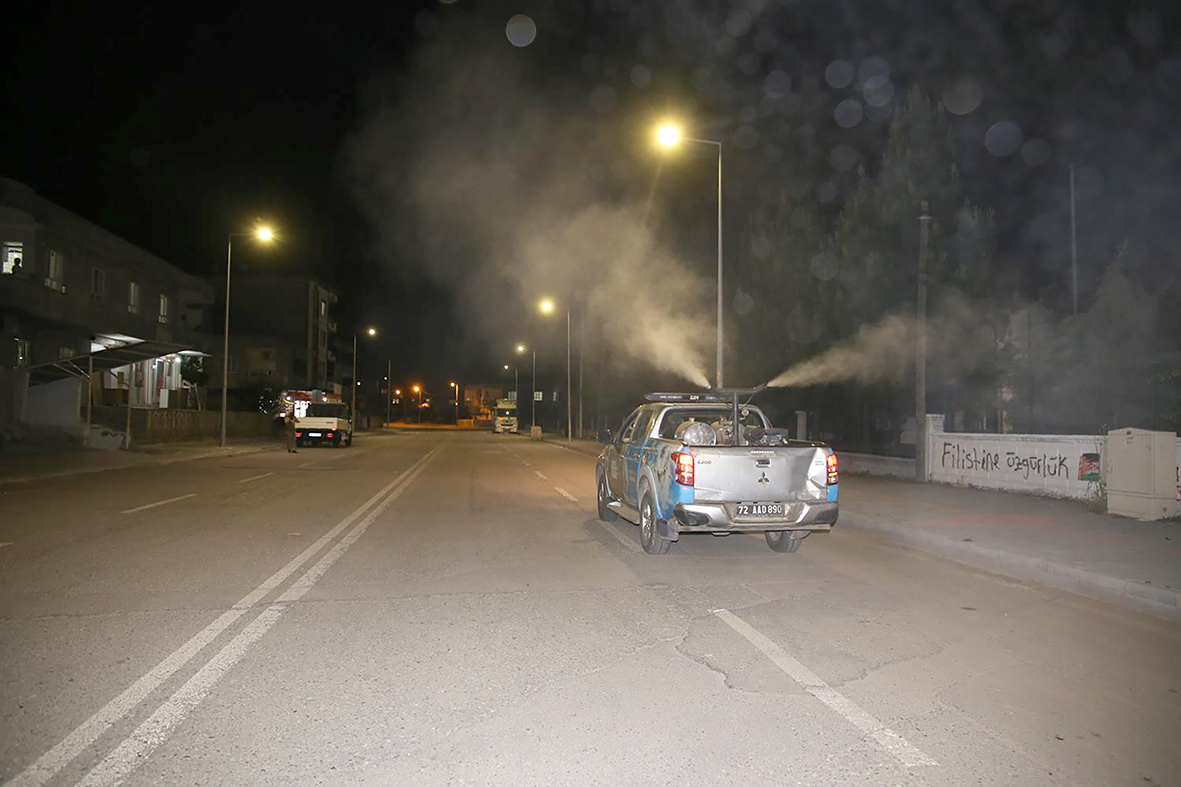 11 EKİPLE İLAÇLAMA YAPILIYOR