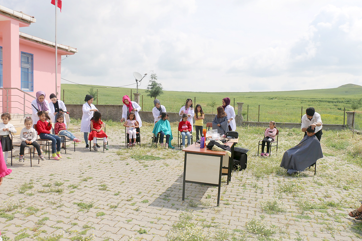 ÖĞRENCİLERE SAÇ KESİMİ