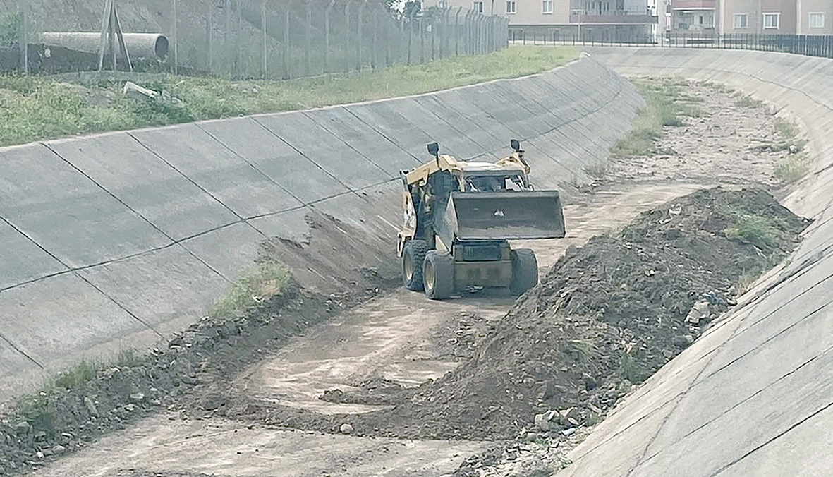 KANAL TEMİZLİĞİNE BAŞLANDI