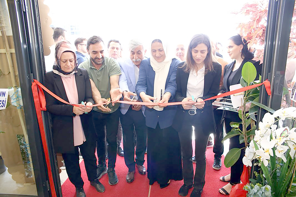 EŞ BAŞKAN SÖNÜK, AÇILIŞ KURDELESİNİ KESTİ