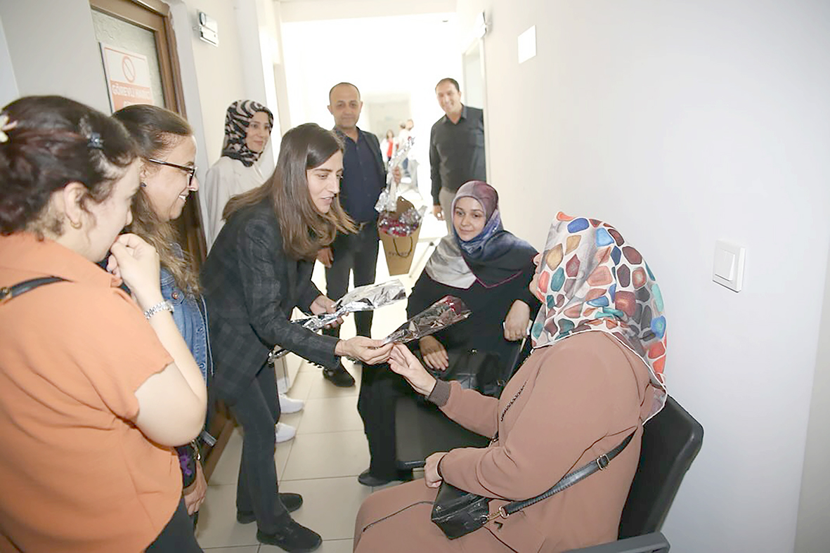 EŞ BAŞKAN SÖNÜK, ANNE VE HEMŞİRELERİ UNUTMADI