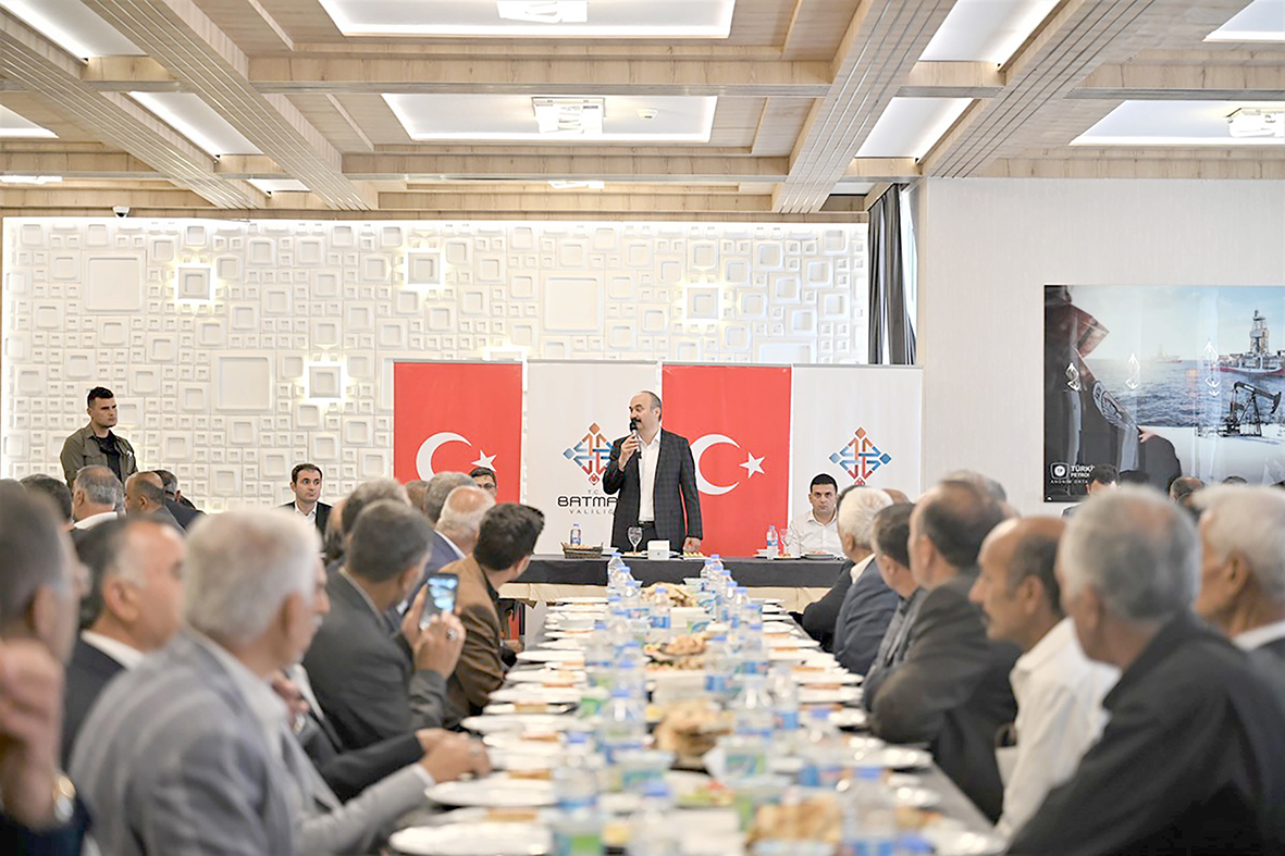 VALİ CANALP, ESKİ MUHTARLARI AĞIRLADI