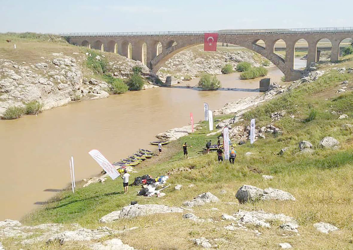 TARİHİ KÖPRÜDE SU SPORLARI YAPTILAR