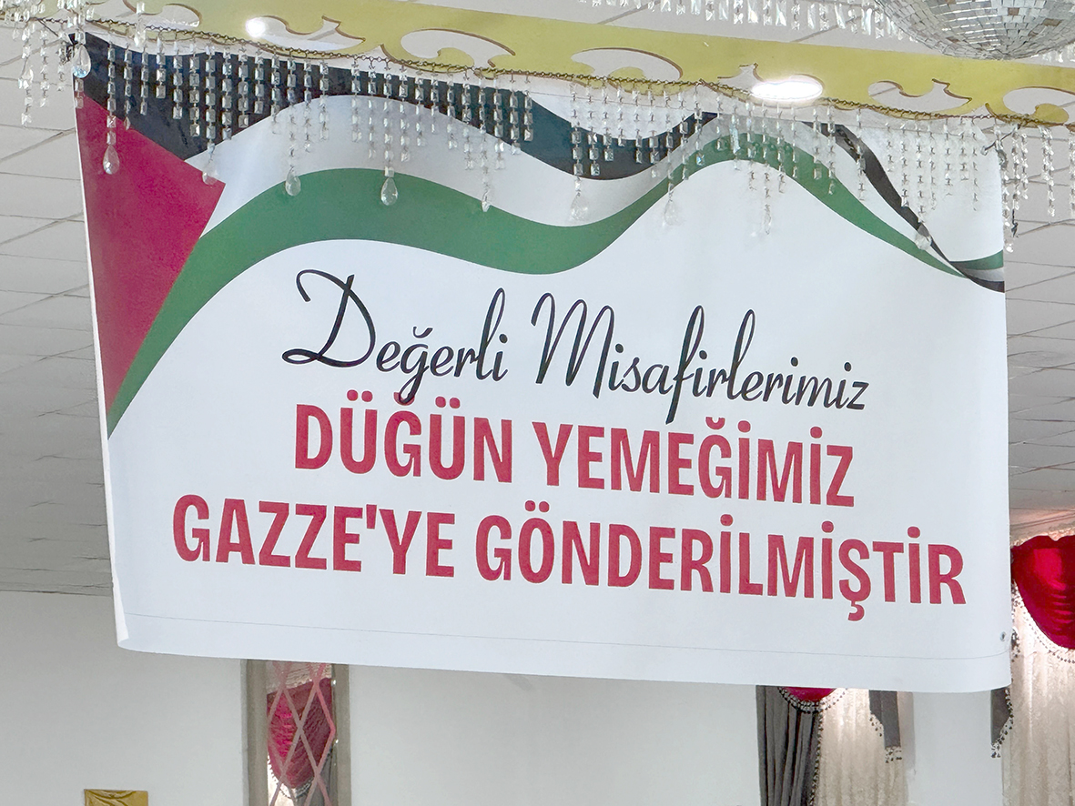 DÜĞÜN YEMEĞİ MASRAFINI GAZZE’YE BAĞIŞLADILAR