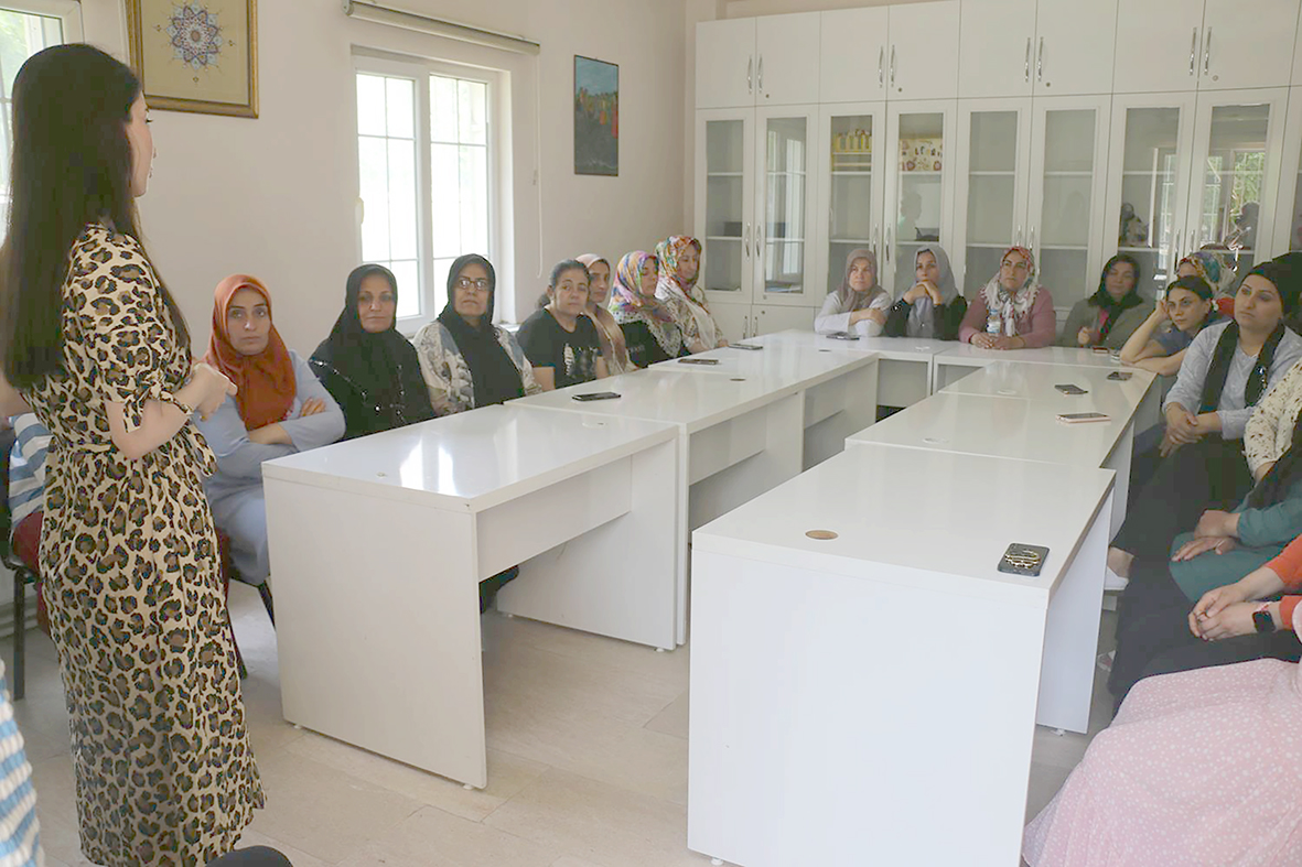 KADIN KURSİYERLERE KADIN HAKLARI EĞİTİMİ VERİLDİ