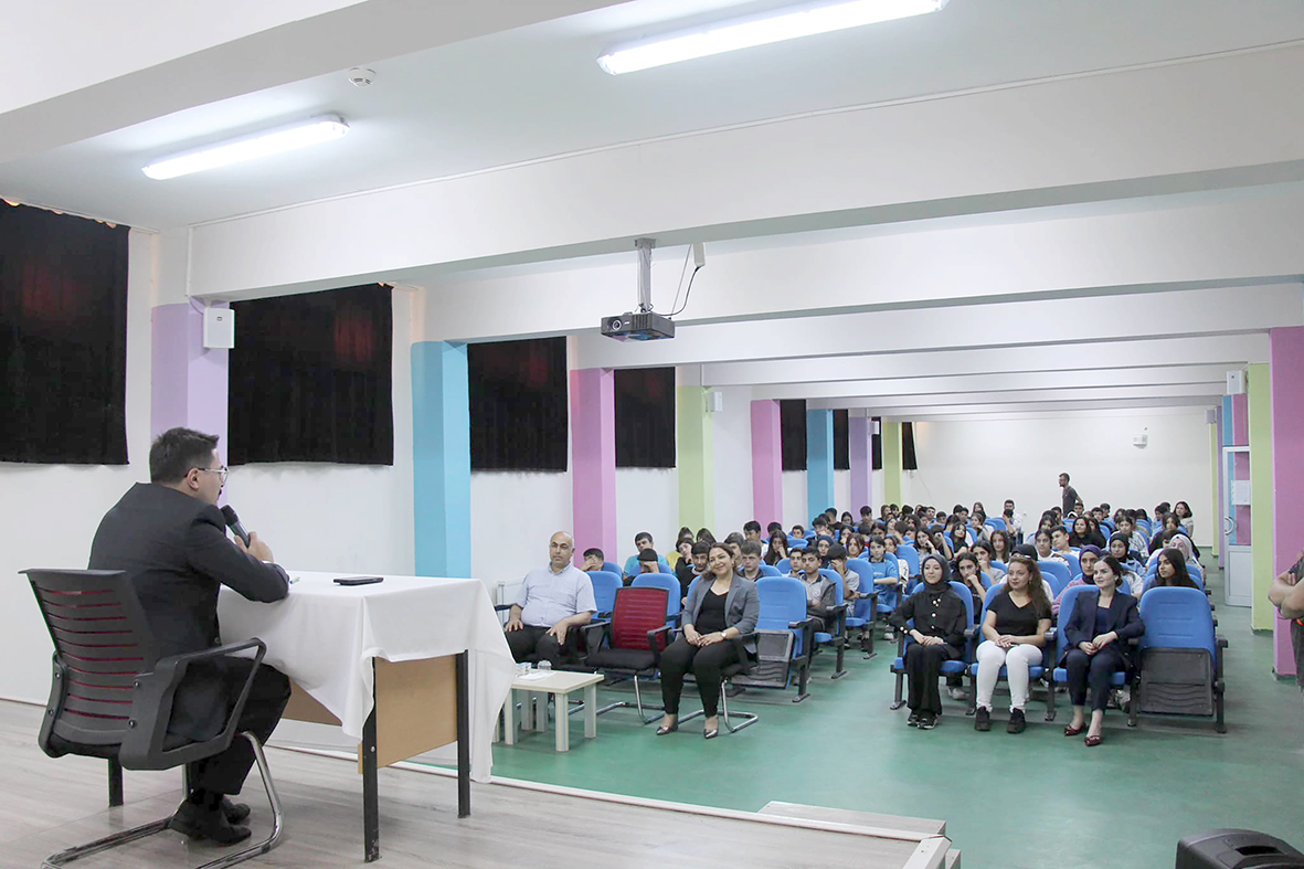 KAYMAKAM YILMAZ, LİSE ÖĞRENCİLERİ İLE BİR ARAYA GELDİ