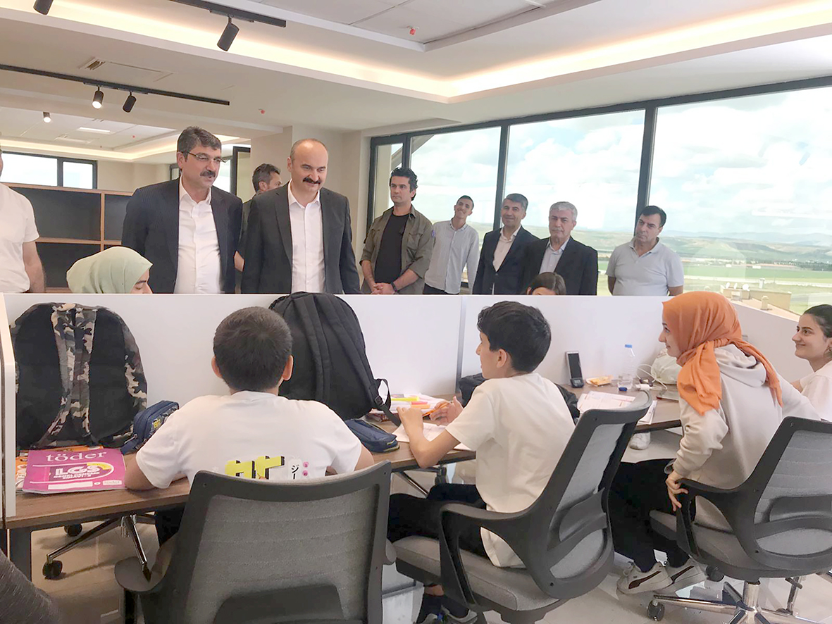 LEYLA NASIROĞLU KÜTÜPHANESİNE ZİYARET