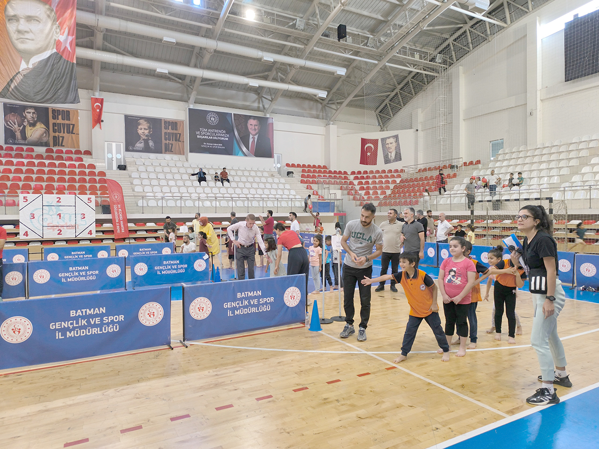 MİNİK ÖĞRENCİLER EĞLENMEK İÇİN YARIŞIYOR