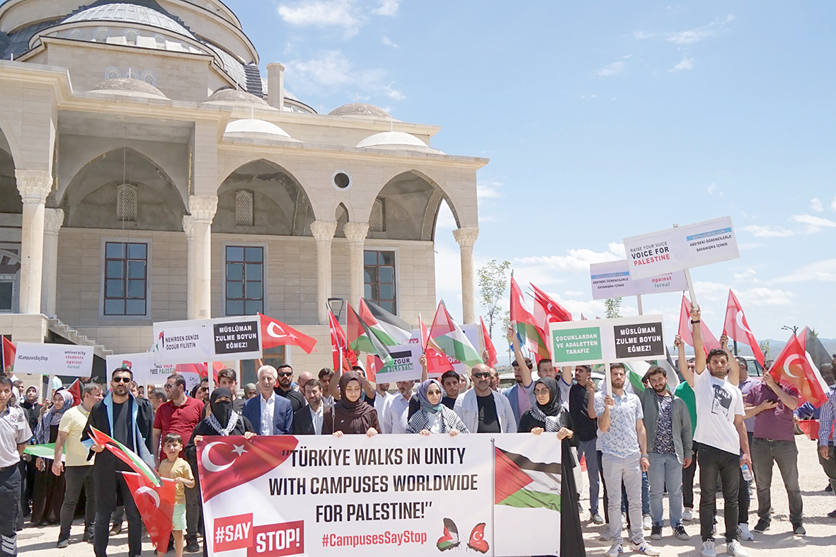 ÖĞRENCİLERİNDEN GAZZE’YE DESTEK YÜRÜYÜŞÜ