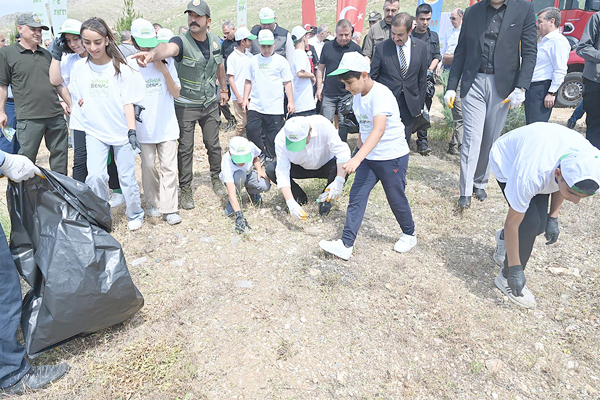 ORMANLARDA ATIKLAR TEMİZLENDİ