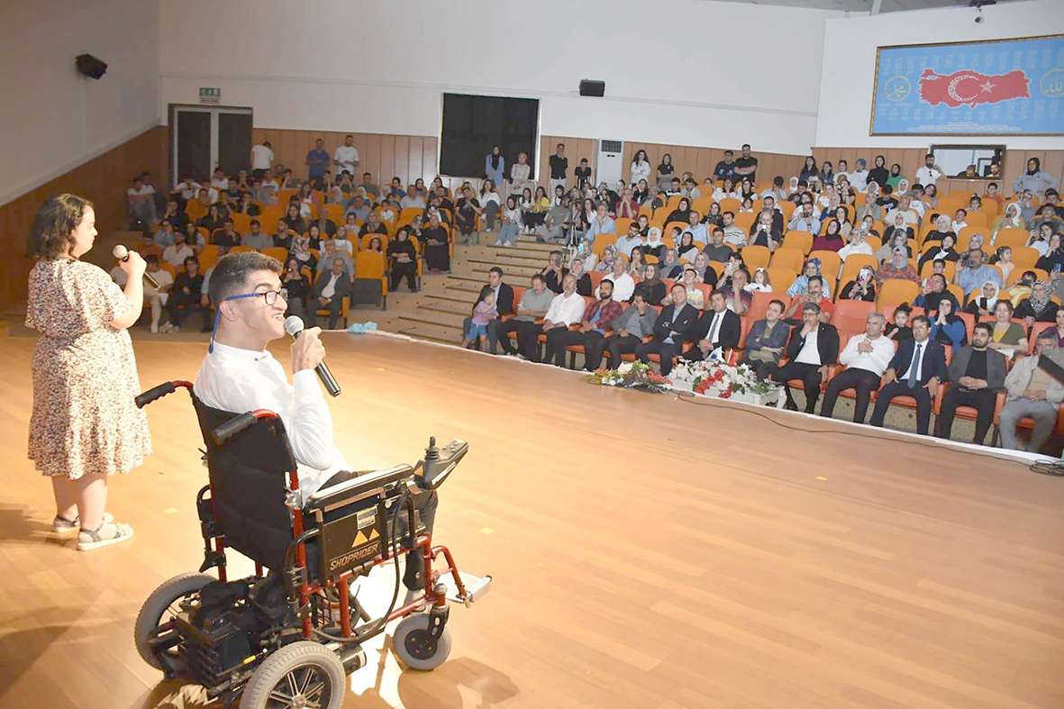 ÖZEL EĞİTİM ÖĞRENCİLER GÖSTERİLERİYLE BOL BOL ALKIŞ ALDI