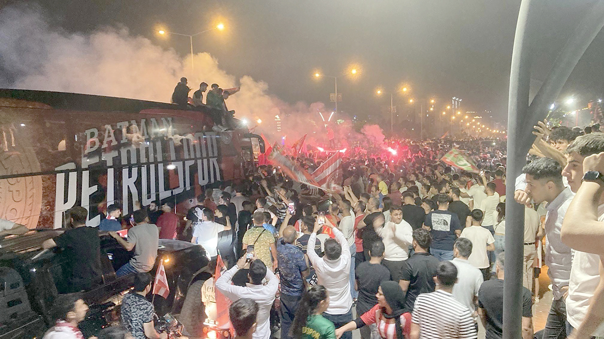 ŞAMPİYON, KUPASINI ALIYOR