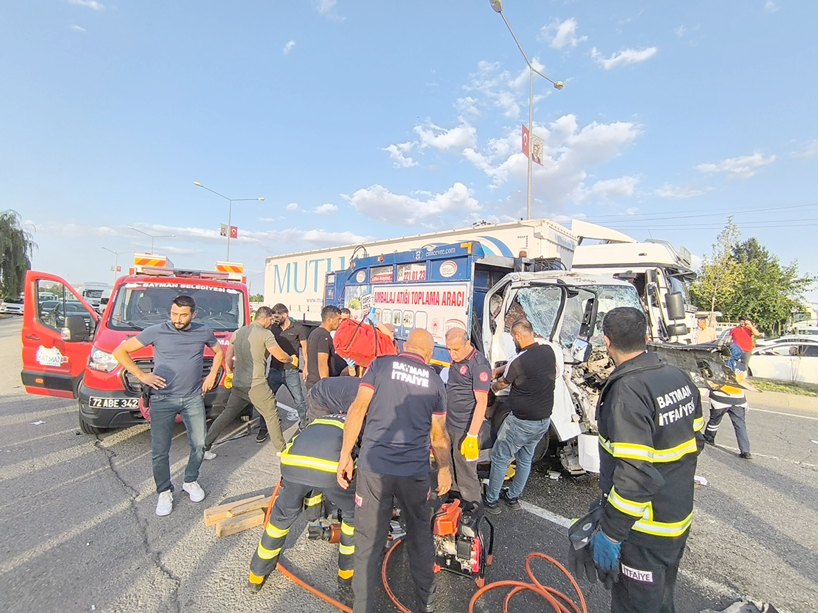SIKIŞTIKLARI ARAÇTAN KURTARILDILAR