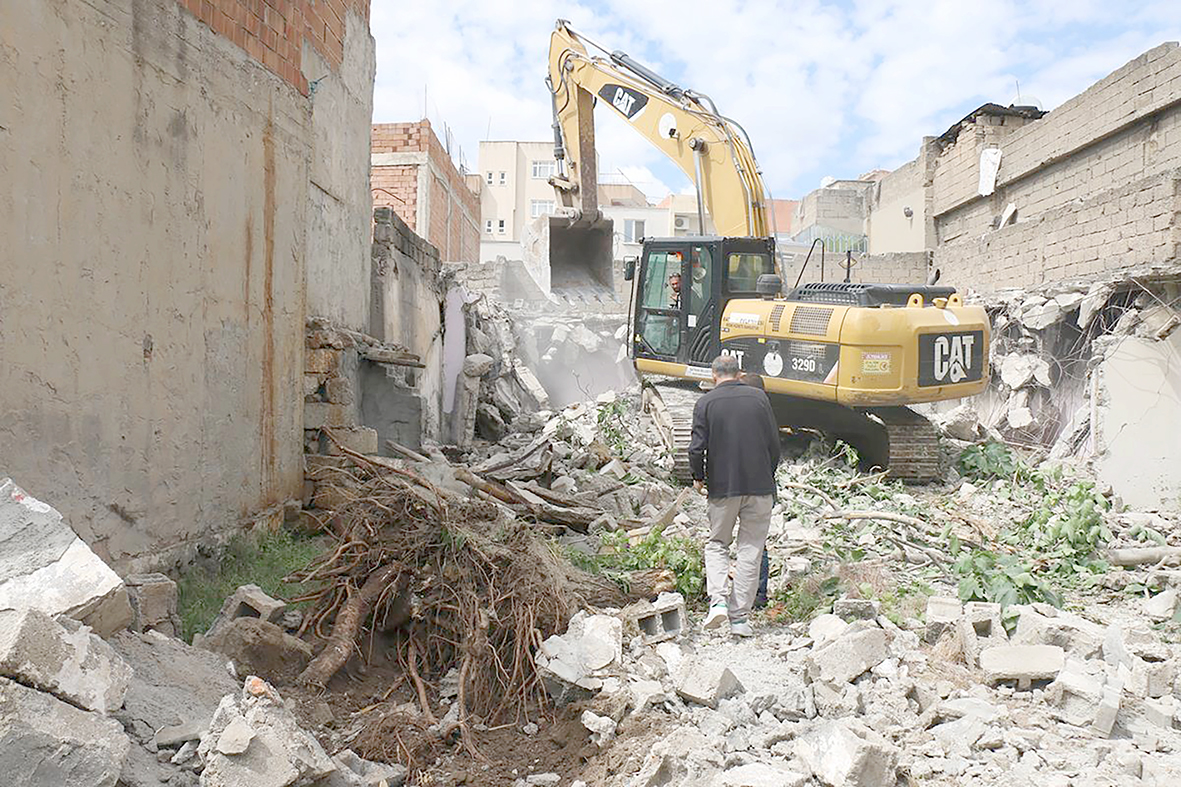 TEHLİKE SAÇAN METRUK YAPI YIKILDI