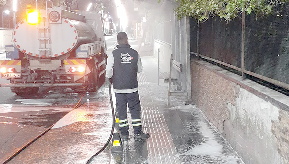 CADDE VE SOKAKLAR KÖPÜKLÜ SUYLA YIKANIYOR