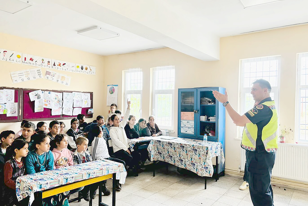 TRAFİK HAFTASI ‘HAYATLA YARIŞILMAZ’ SLOGANI İLE YOLLARDA