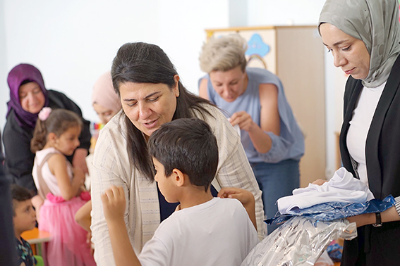 ANAOKUL ÖĞRENCİLERİNE BAYRAM HEDİYESİ