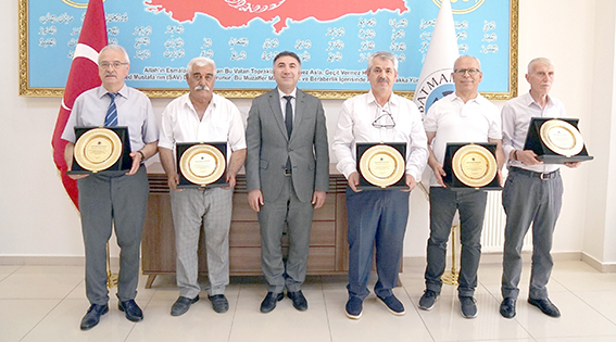 EMEKLİ PERSONELLERE PLAKET