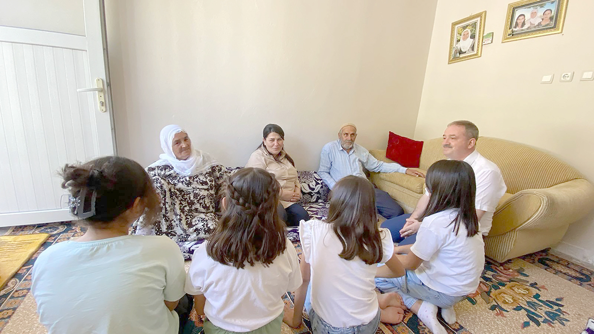 BAYAN CANALP’TAN BÜYÜKLERE EV ZİYARETİ