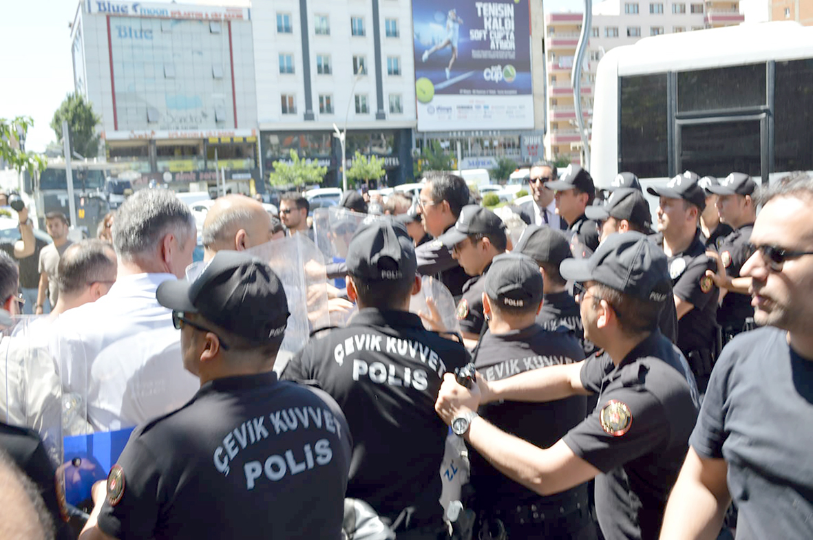 DEM PARTİ BASIN AÇIKLAMASINA POLİS MÜDAHALESİ