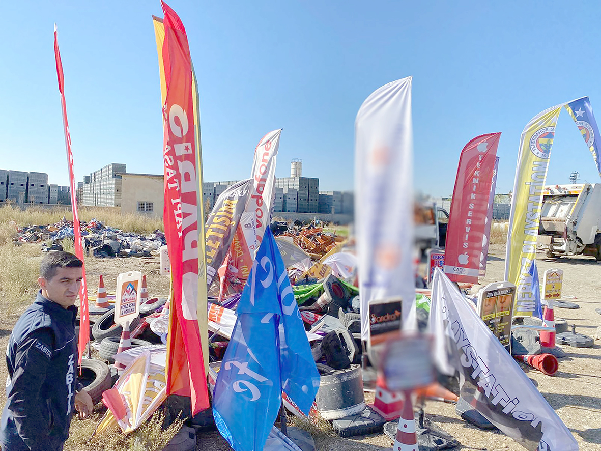 İŞ YERLERİNİN ÖNÜNDEKİ MATERYALLER TOPLANDI