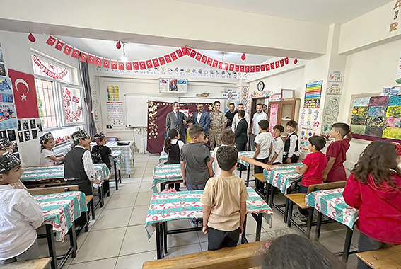 KAYMAKAM METE, ÖĞRENCİLERİN KARNE SEVİNCİNİ BERABER YAŞADI