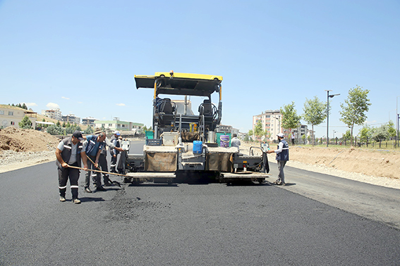 MAHALLELERİ BİRBİRİNE BAĞLAYAN KÖPRÜDE ASFALT SERİMİ