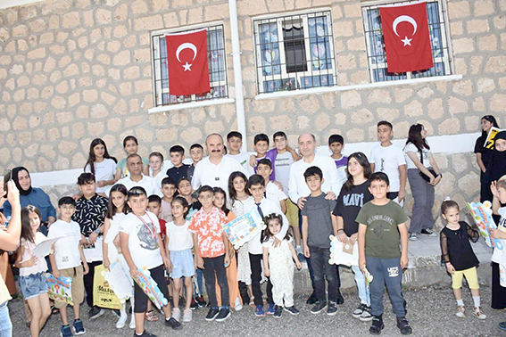 ÖĞRENCİLERİN KARNE SEVİNCİ