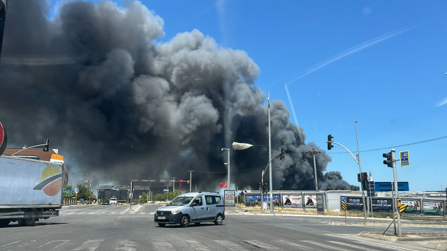 TUZLA’DA YANGIN! ALEVLERİN SARDIĞI FABRİKADAN PATLAMA SESLERİ YÜKSELİYOR