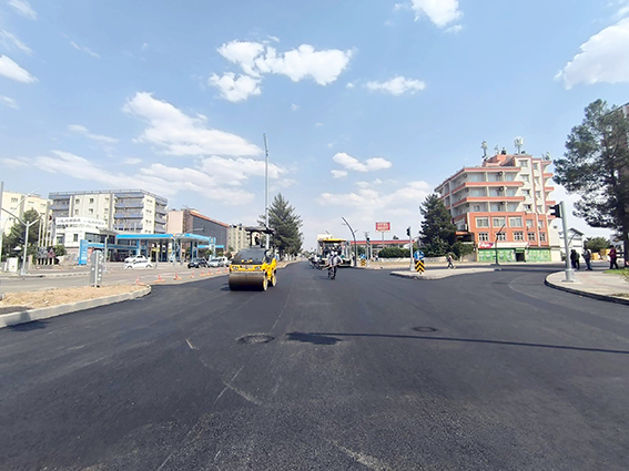 4 BULVARIN KESİŞTİĞİ KAVŞAKTA ASFALT SERİMİ