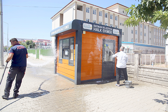 BÜFELER KÖPÜKLÜ SU İLE YIKANDI