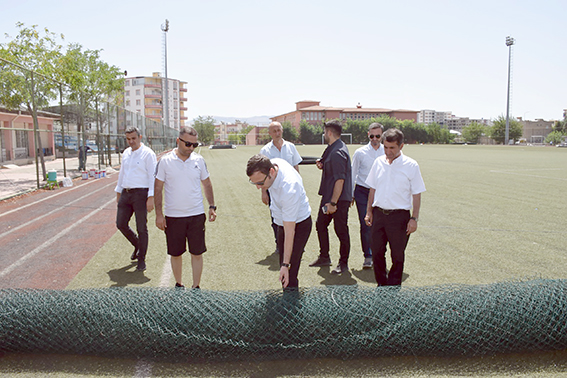 SENTETİK SAHASININ ZEMİNİ YENİLENİYOR