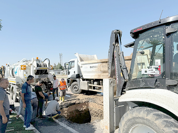 SİLVAN YOLU’NDAKİ SU PATLAĞI HIZLA ONARILDI