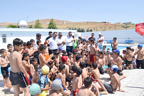 YÜZME KURSU GÖREN ÖĞRENCİLERİ ZİYARET ETTİ