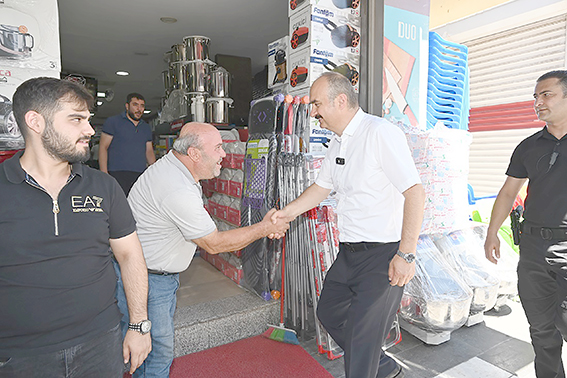 VALİ, 445 VATANDAŞLA TOKALAŞTI