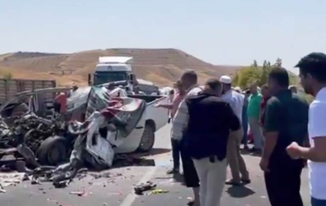 TEK ŞERİTLİ YOLDA KAZA! 4 ÖLÜ