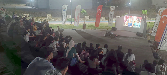 AÇIK HAVADA SİNEMA KEYFİ DEVAM EDİYOR